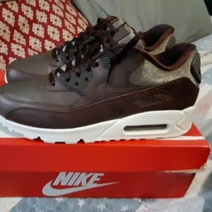 Women's size 10 Nike Air Max with box